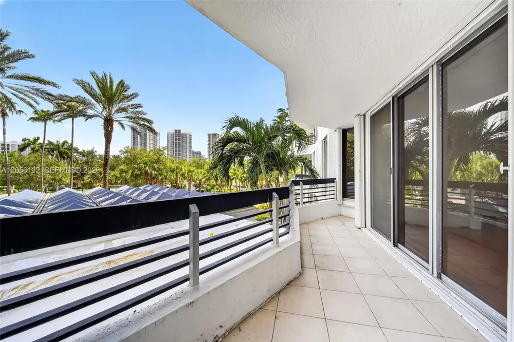 3600 Mystic Pointe Dr #310 Aventura, FL 33180