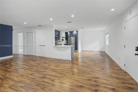 6815 Edgewater Dr #201