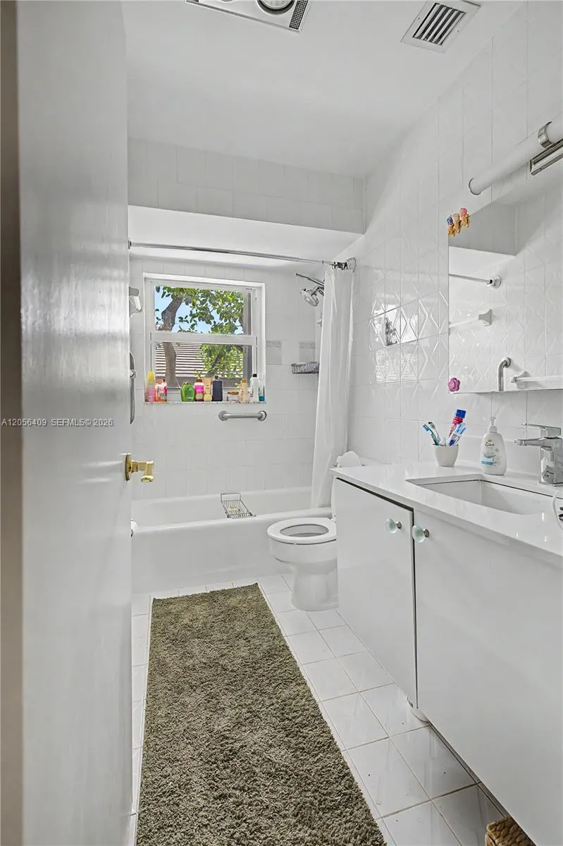 6815 Edgewater Dr #201 Coral Gables, FL 33133