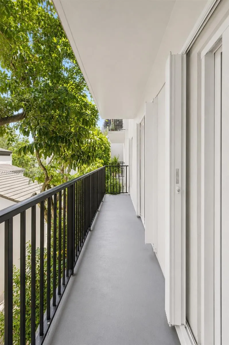 6815 Edgewater Dr #201 Coral Gables, FL 33133