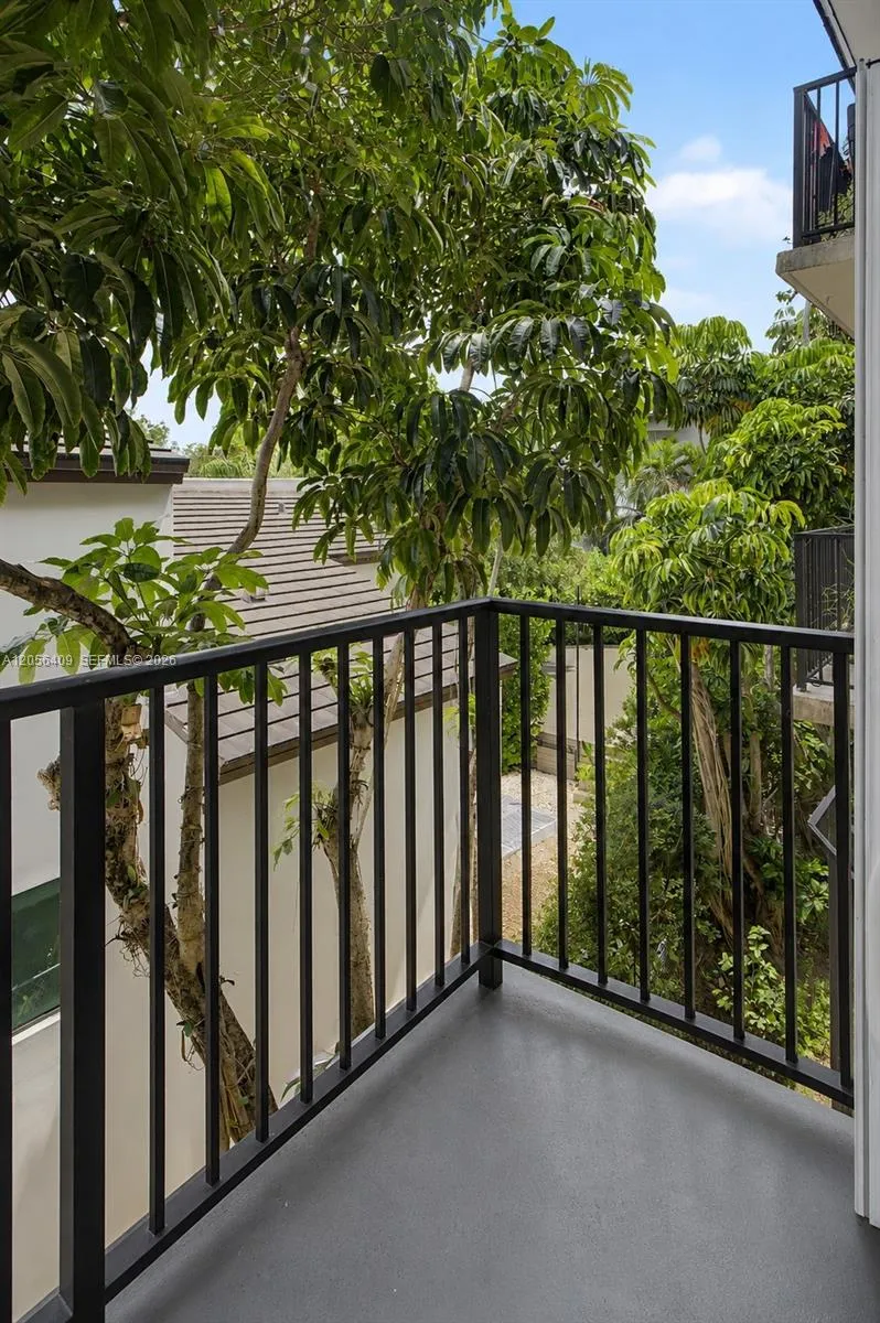 6815 Edgewater Dr #201 Coral Gables, FL 33133