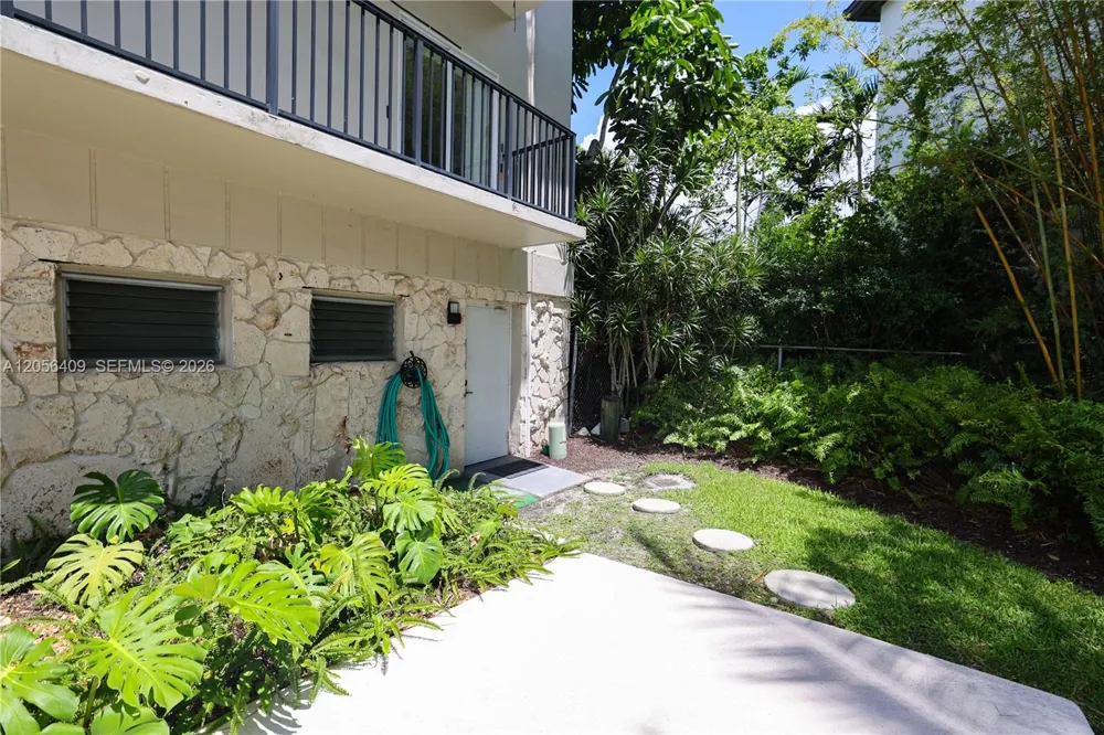 6815 Edgewater Dr #201 Coral Gables, FL 33133