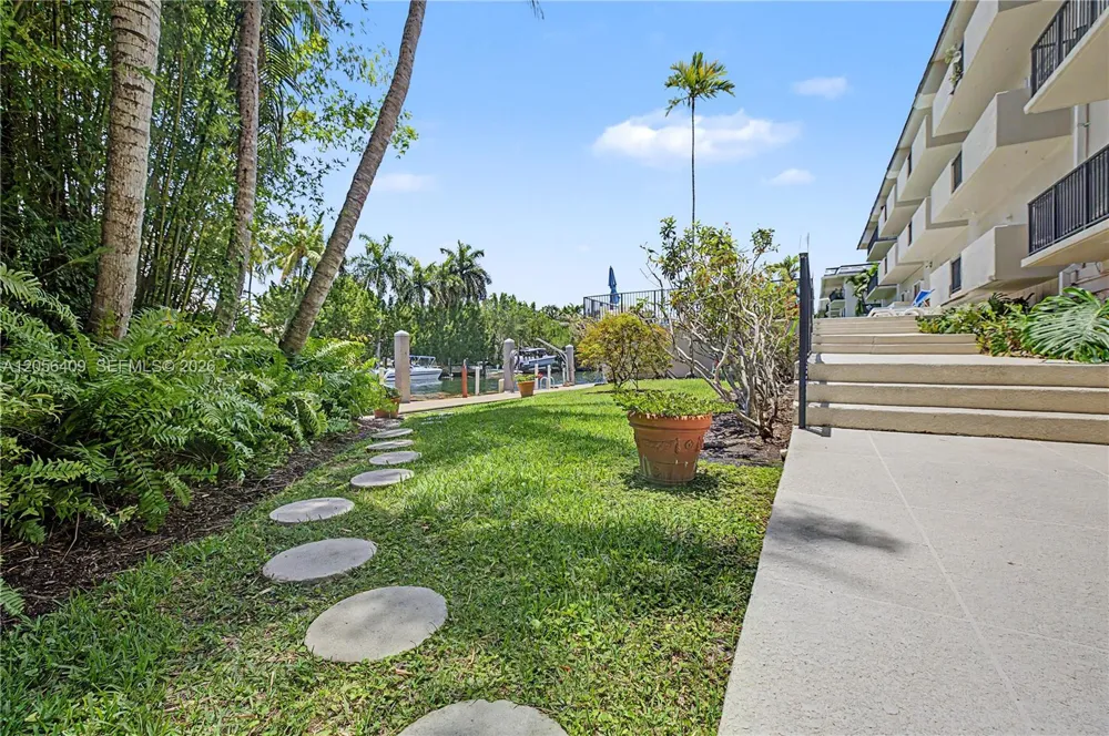 6815 Edgewater Dr #201 Coral Gables, FL 33133