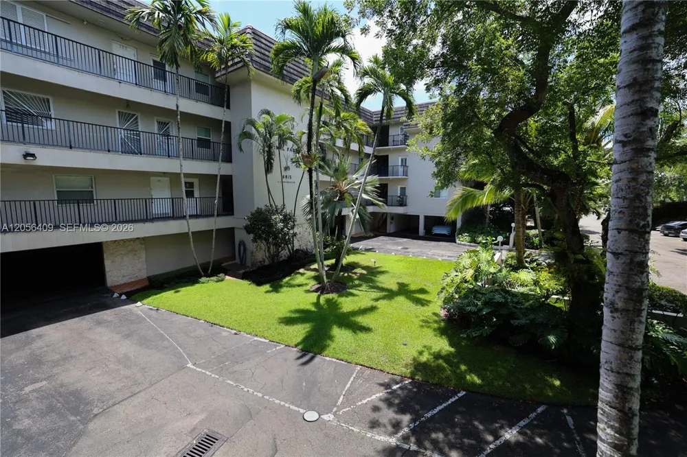 6815 Edgewater Dr #201 Coral Gables, FL 33133