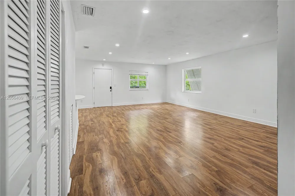 6815 Edgewater Dr #201 Coral Gables, FL 33133