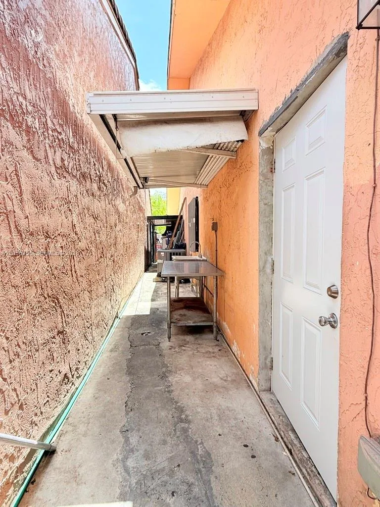 5941 W 20th Ln Hialeah, FL 33016