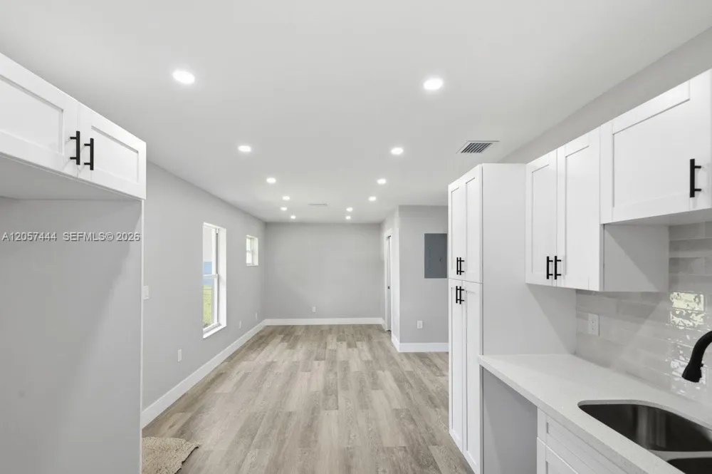 2288 W 4th Ct Hialeah, FL 33010
