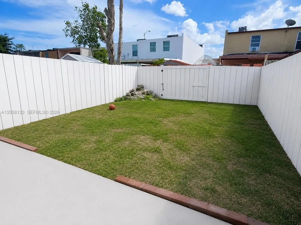 932 W 80th Pl #0 Hialeah, FL 33014