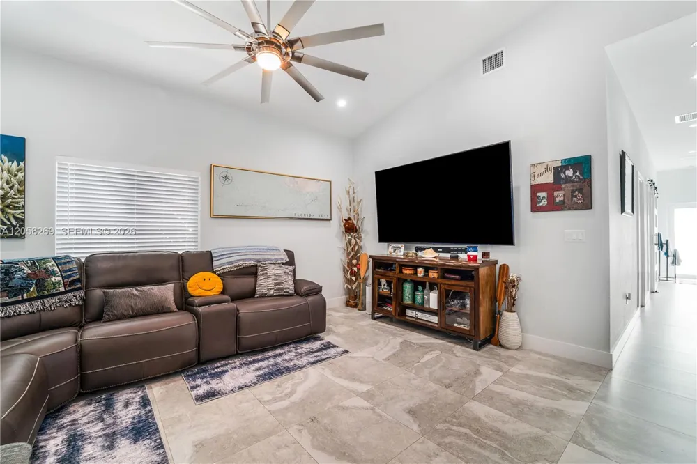 811 La Paloma Rd Key Largo, FL 33037
