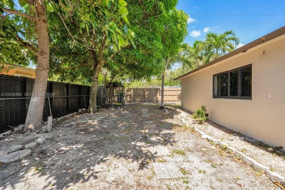 450 NW 140th St Miami, FL 33168
