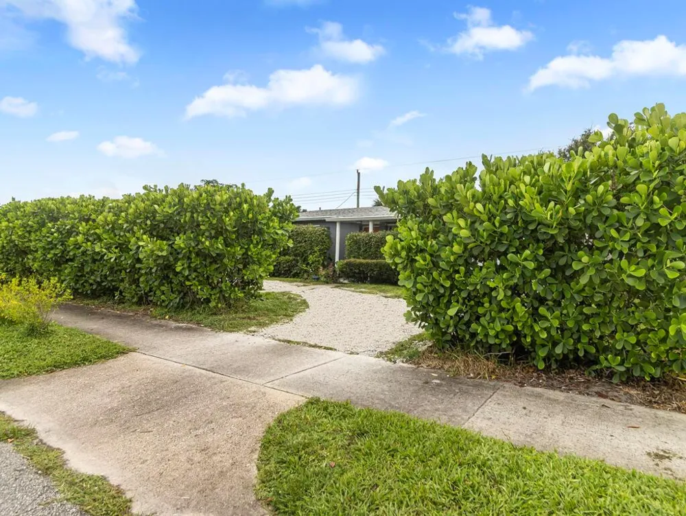 532 Foresteria Drive West Palm Beach, FL 33403