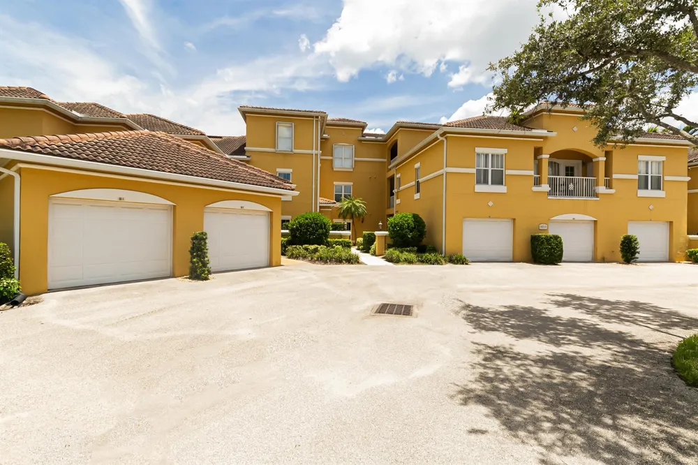 5015 Fairways Circle #305 Vero Beach, FL 32967