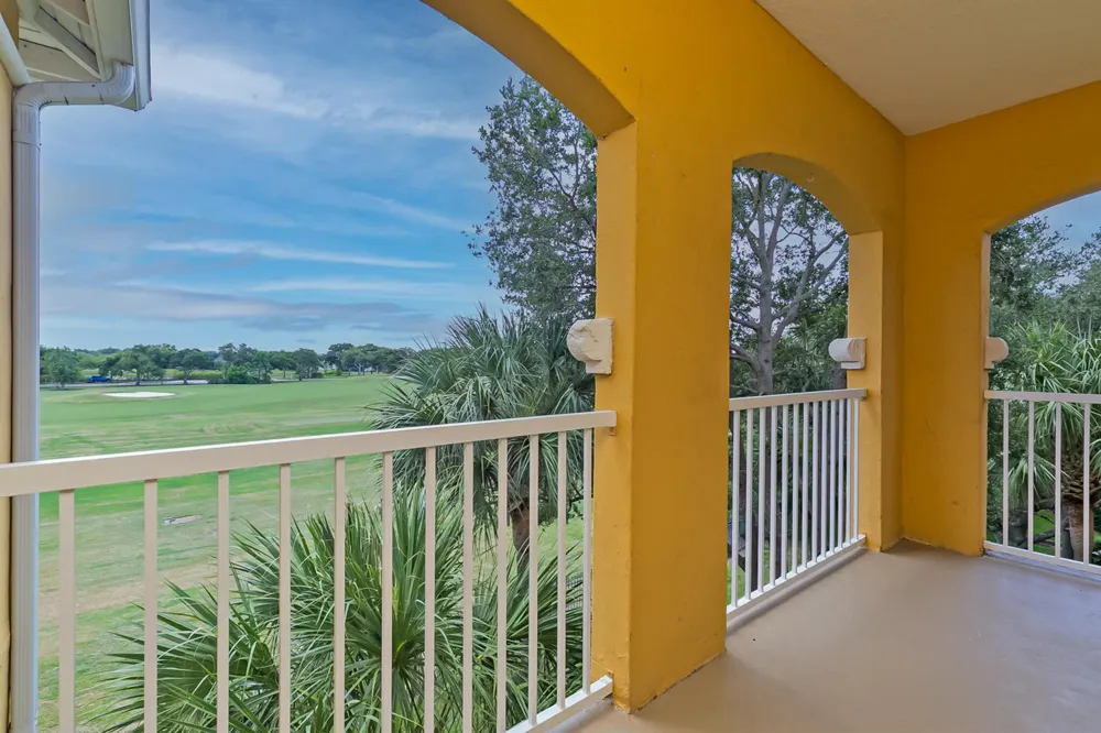 5015 Fairways Circle #305 Vero Beach, FL 32967
