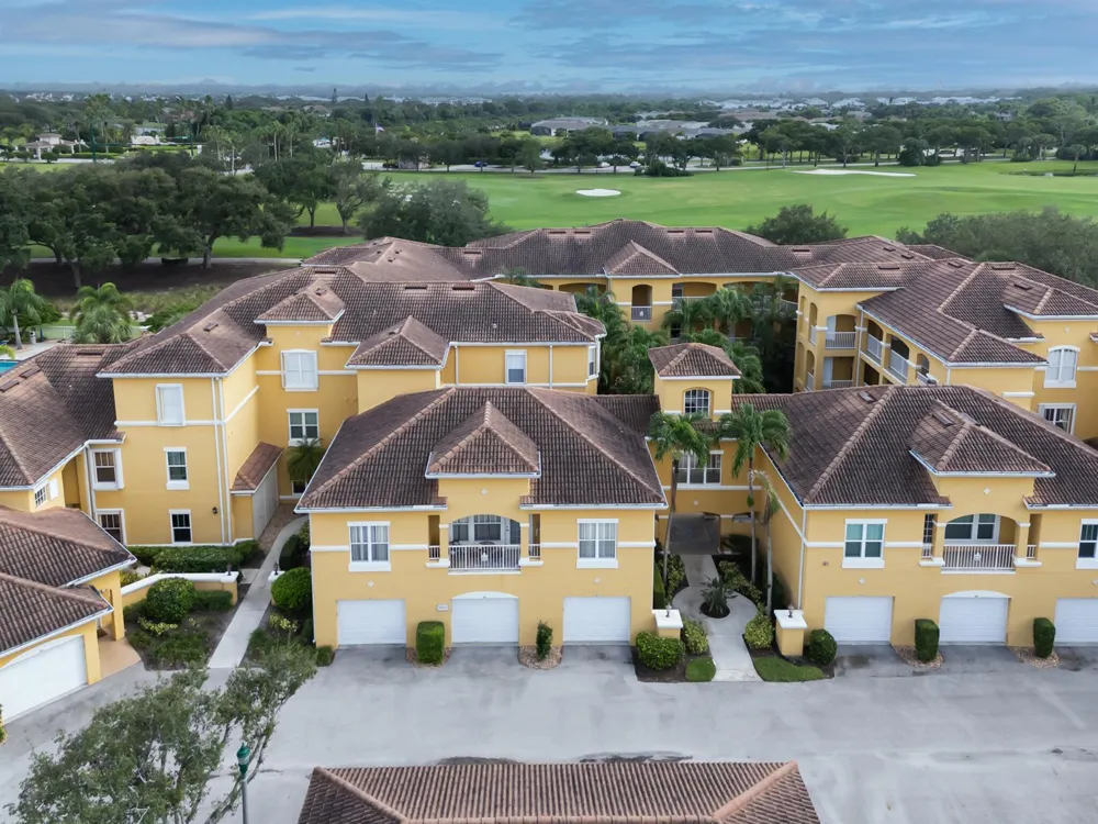 5015 Fairways Circle #305 Vero Beach, FL 32967