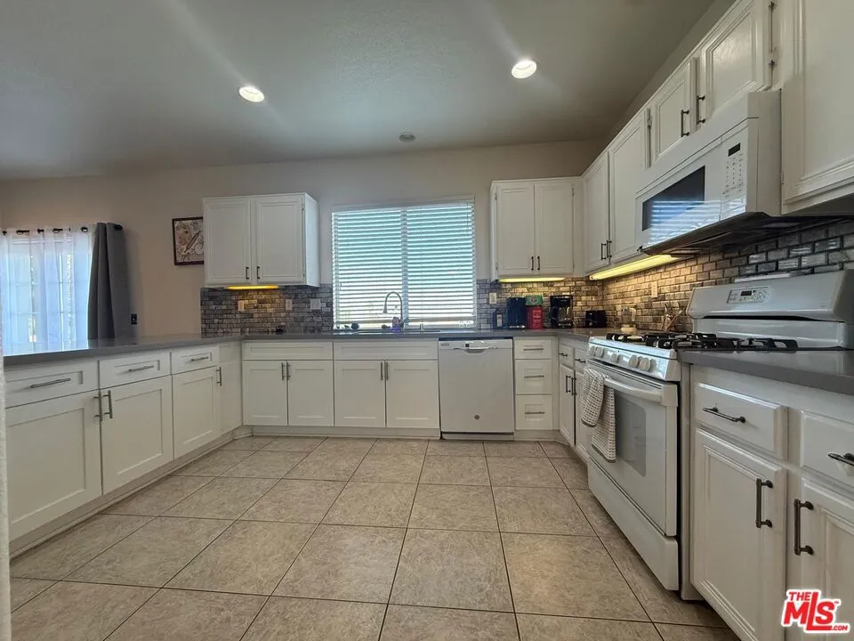 719 W Avenue Q10 Palmdale, CA 93551