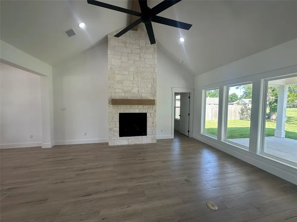 320 Wood Haven Drive West Columbia, TX 77486