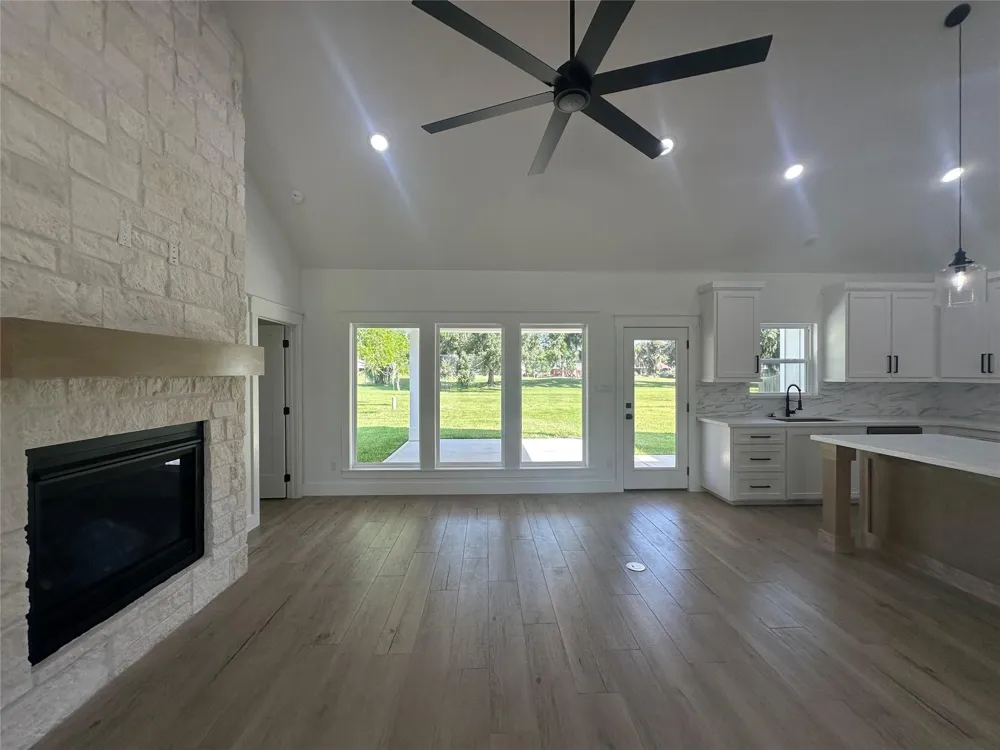 320 Wood Haven Drive West Columbia, TX 77486