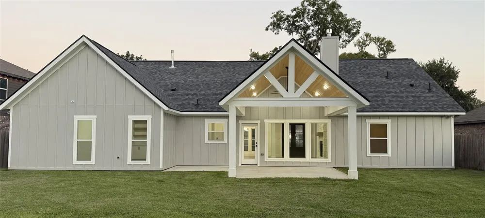 320 Wood Haven Drive West Columbia, TX 77486