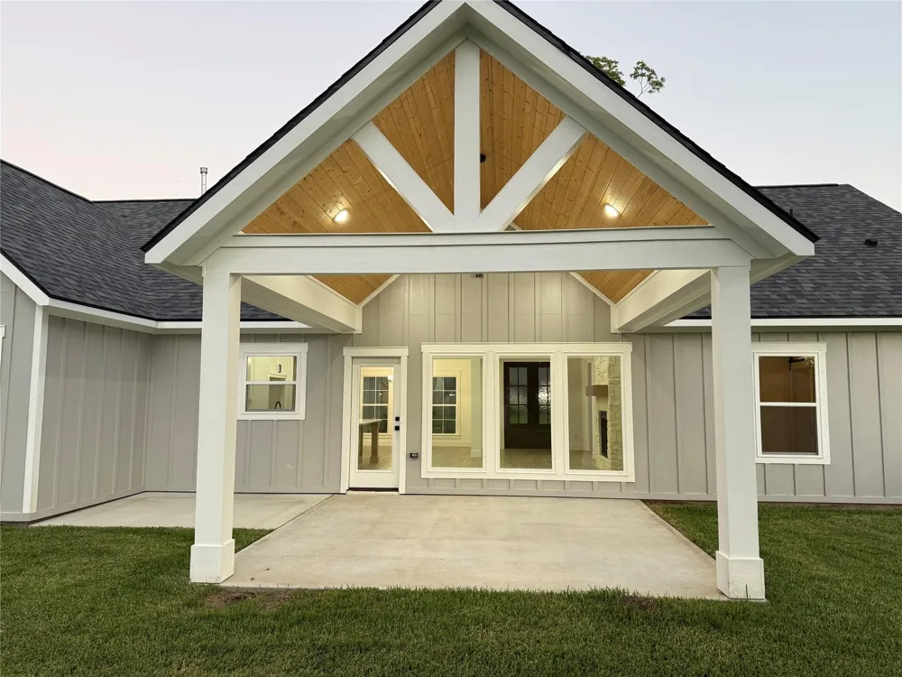 320 Wood Haven Drive West Columbia, TX 77486