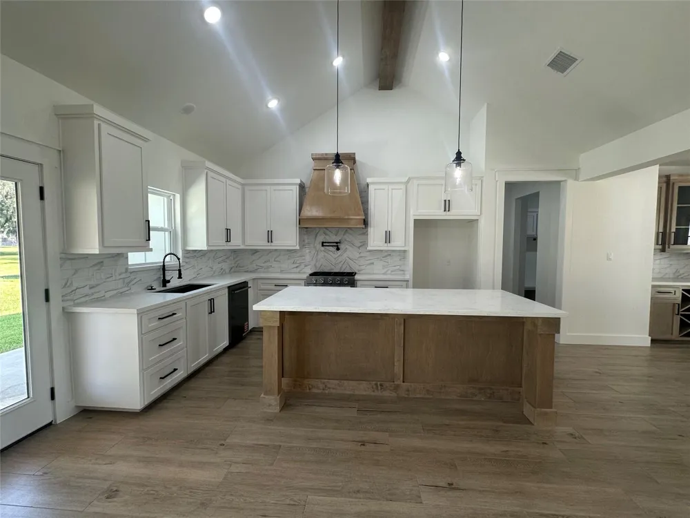 320 Wood Haven Drive West Columbia, TX 77486