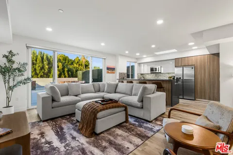 4806 Sylmar Ave PENTHOUSE