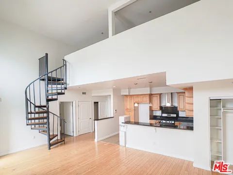 1042 S Kingsley Drive