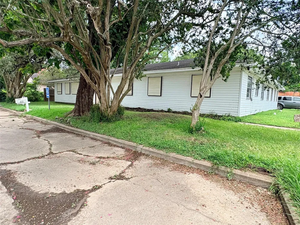 217 S 17th Street West Columbia, TX 77486