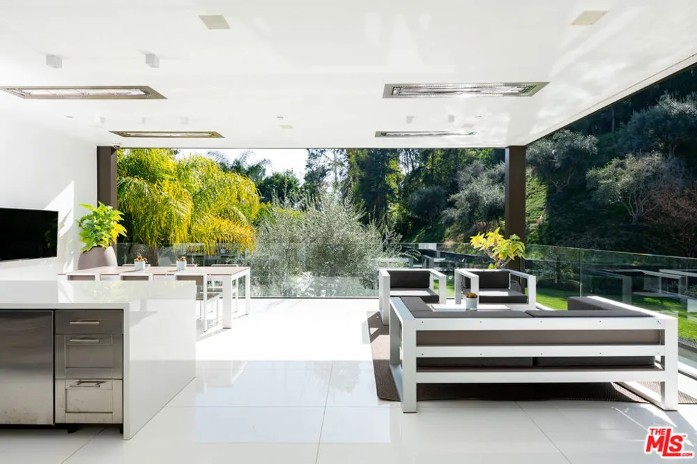 1231 Lago Vista Drive Beverly Hills, CA 90210