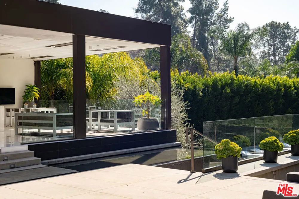 1231 Lago Vista Drive Beverly Hills, CA 90210