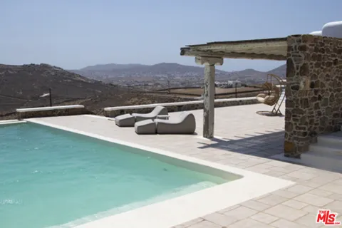 0 E MYKONOS, GREECE