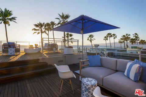 2505 Ocean Front Walk