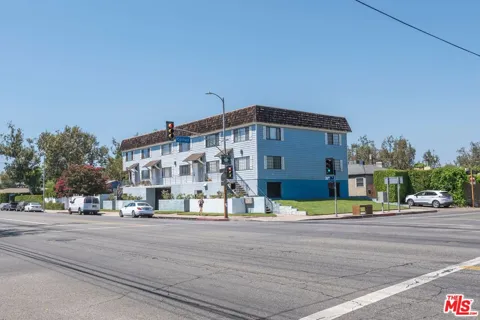11701 Oxnard Street