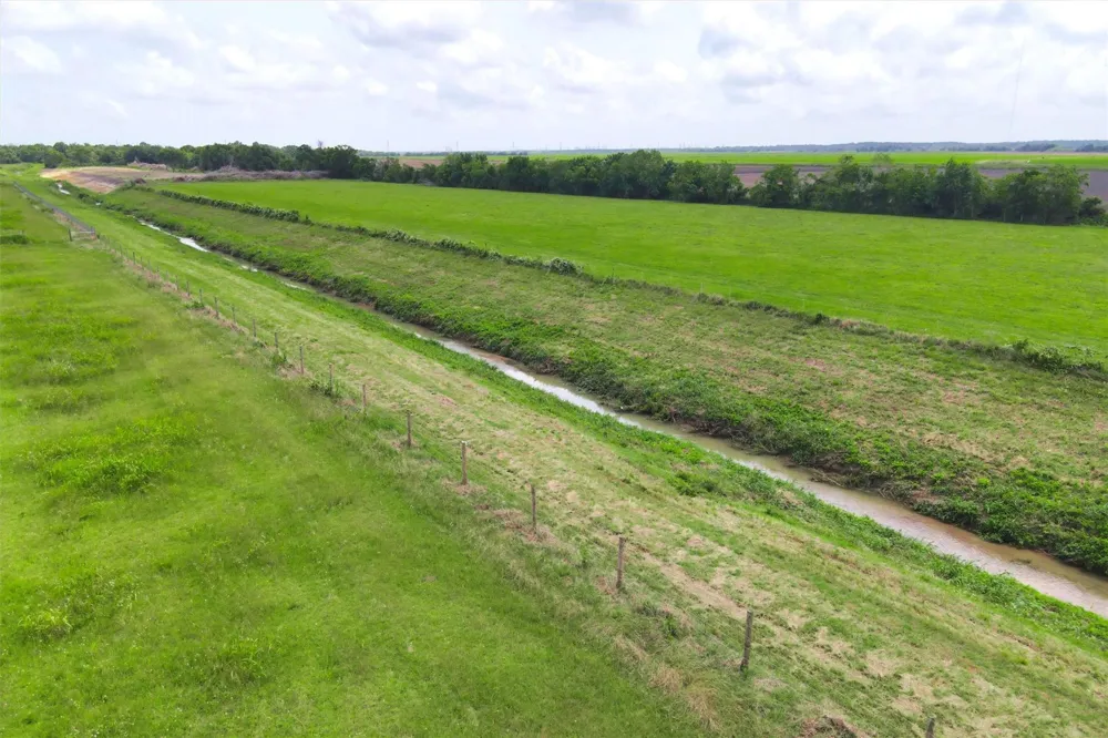 8007 County Road 170 Alvin, TX 77511