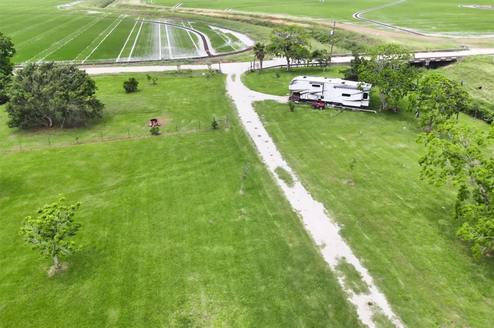 8007 County Road 170 Alvin, TX 77511