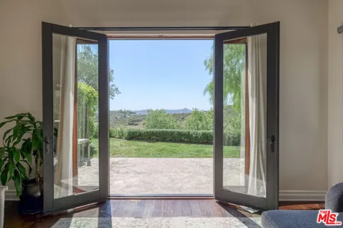 33383 Mulholland Hwy