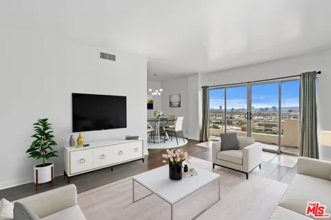 1131 Alta Loma Road