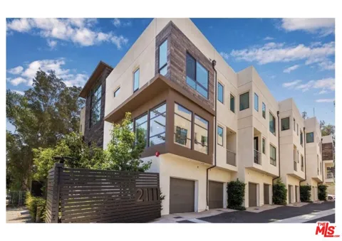 2111 Cahuenga Boulevard