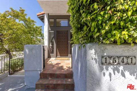 1541 Palisades Drive