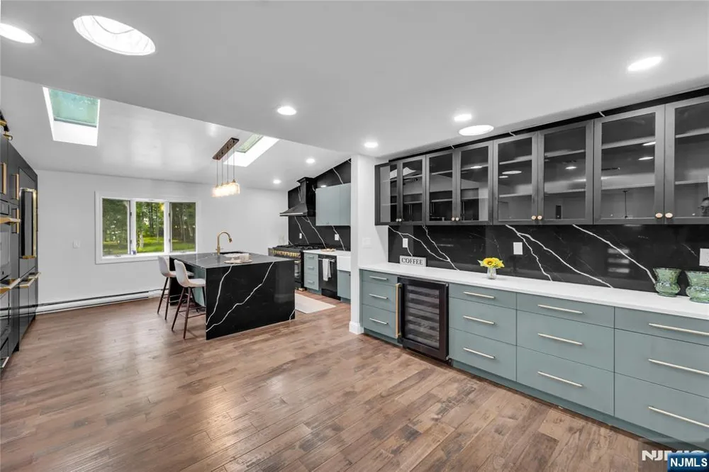 12 Haring Drive Old Tappan, NJ 07675