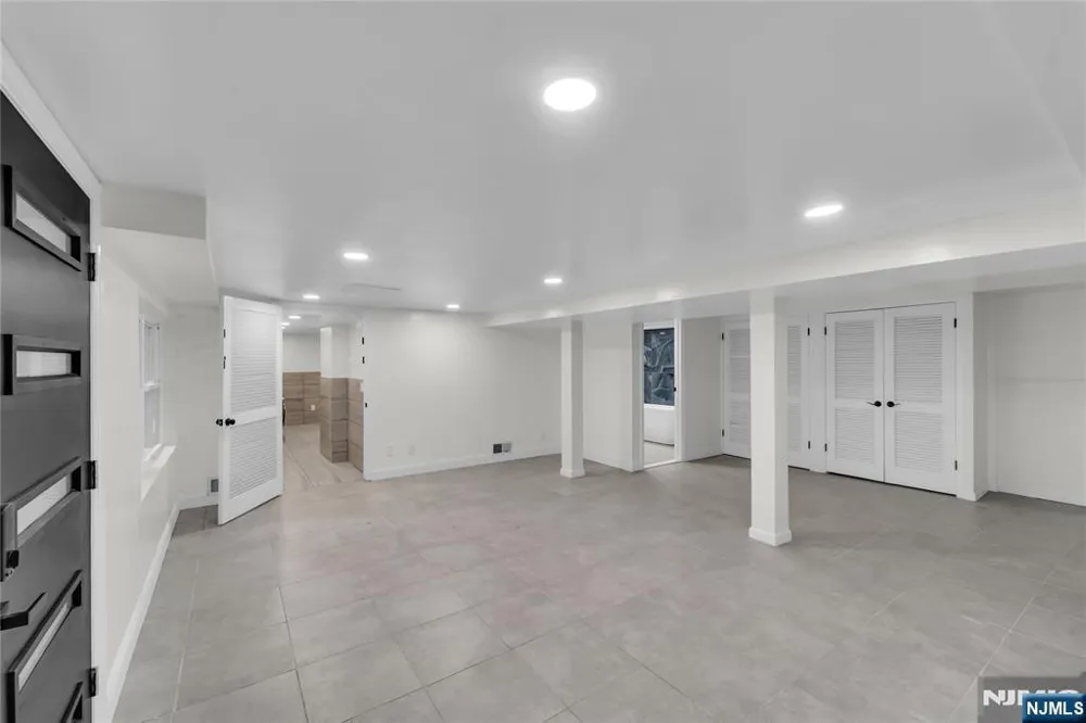 12 Haring Drive Old Tappan, NJ 07675