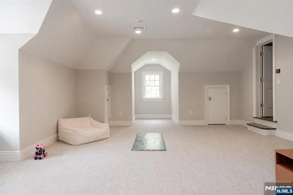 106 Koch Lane Old Tappan, NJ 07675