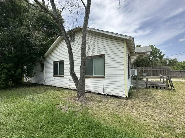 207 Oneal Avenue Sinton, TX 78387