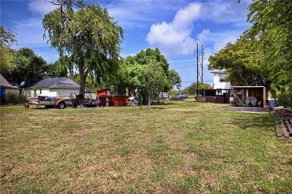 2772 Coach Emory Bellard Ingleside, TX 78362