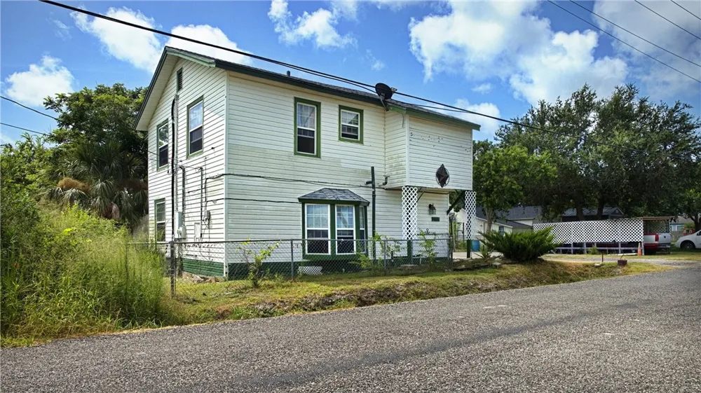 2772 Coach Emory Bellard Ingleside, TX 78362