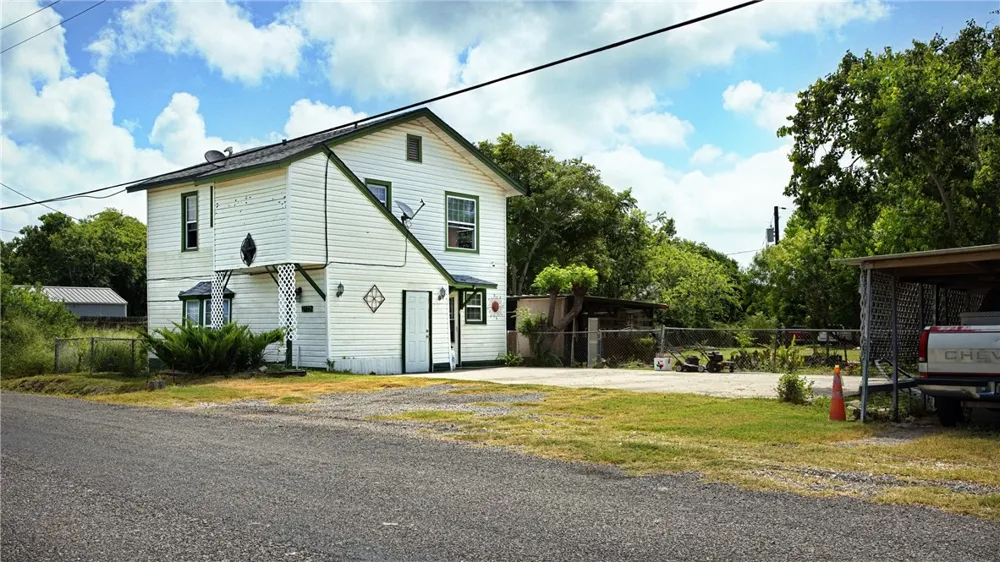 2772 Coach Emory Bellard Ingleside, TX 78362