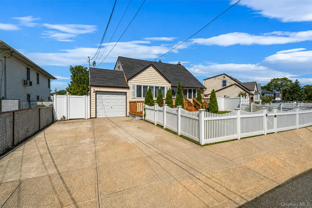 93 Deauville Boulevard Copiague, NY 11726