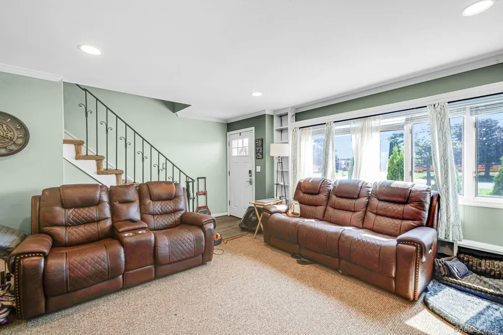 93 Deauville Boulevard Copiague, NY 11726