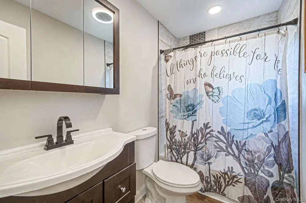 93 Deauville Boulevard Copiague, NY 11726