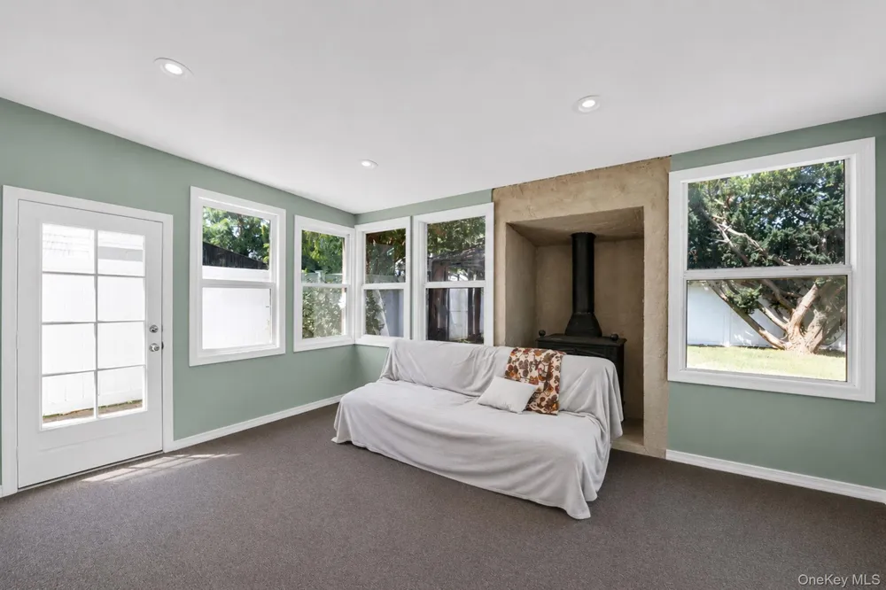 93 Deauville Boulevard Copiague, NY 11726