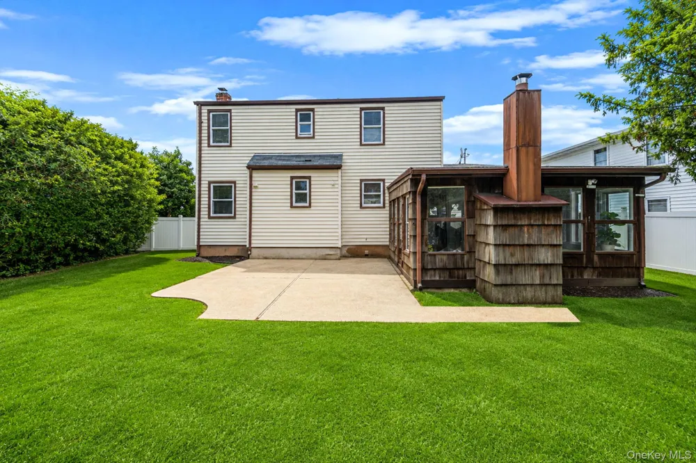 93 Deauville Boulevard Copiague, NY 11726